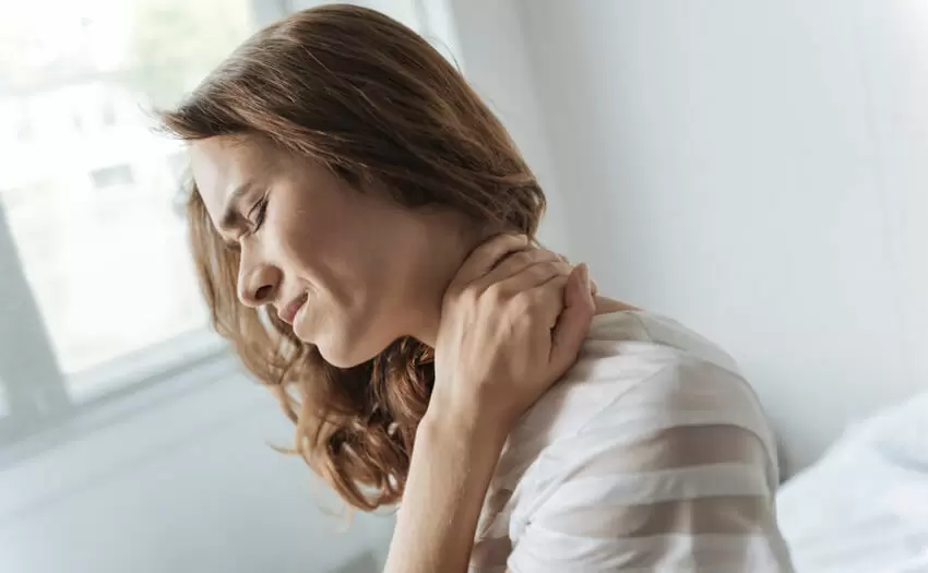 首を寝違えた！寝違えの原因と緊急対応法