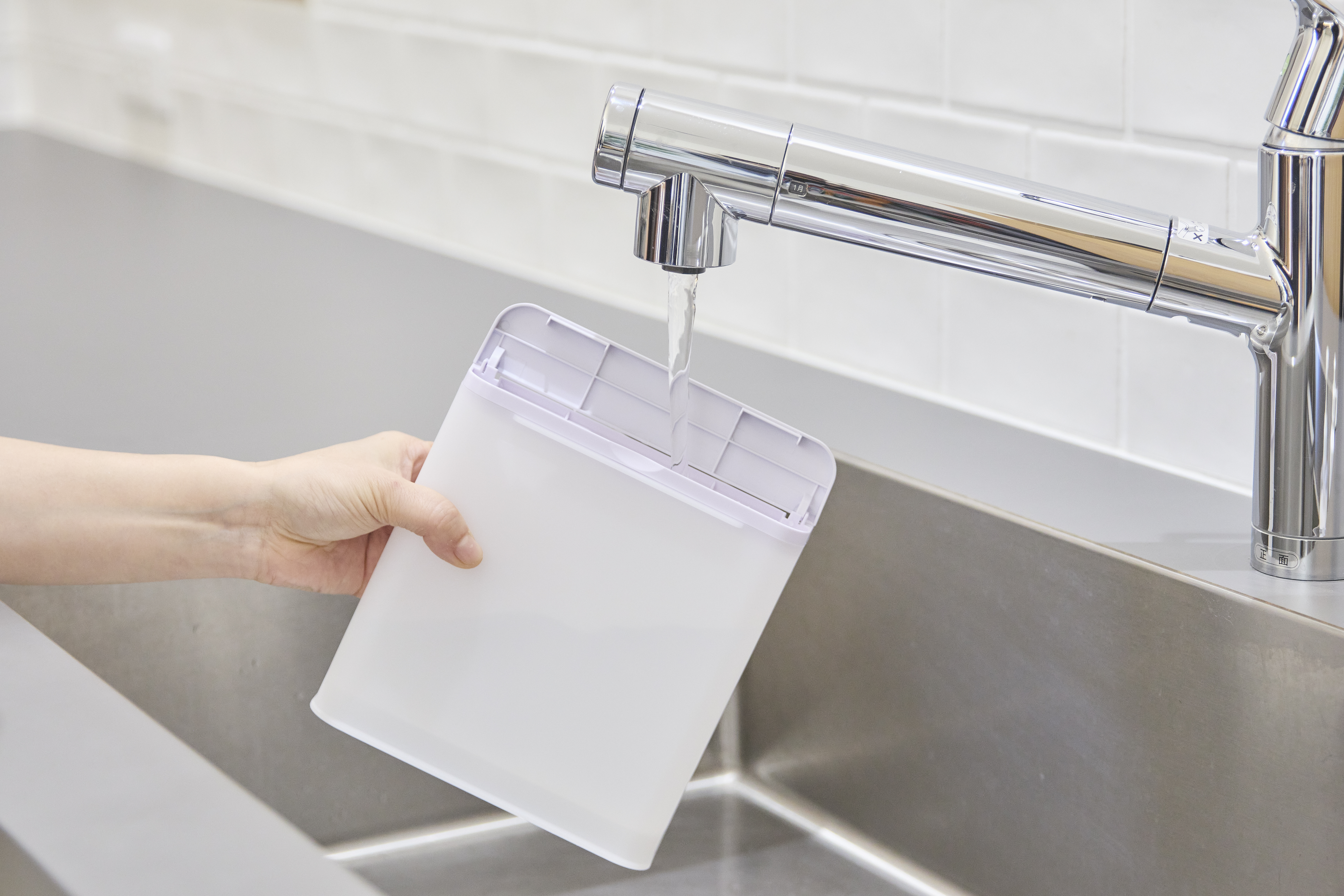 給水タンクに水を入れるイメージ