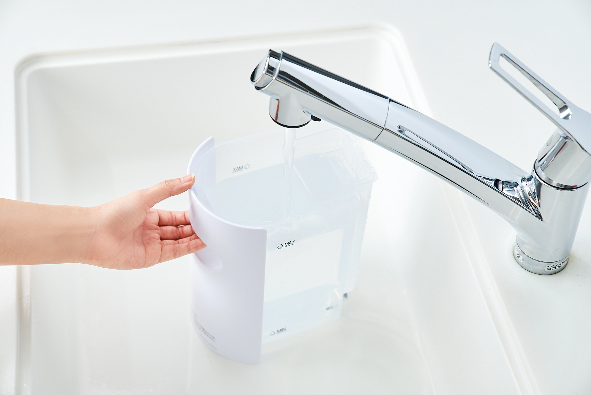 給水タンクに水を入れるイメージ