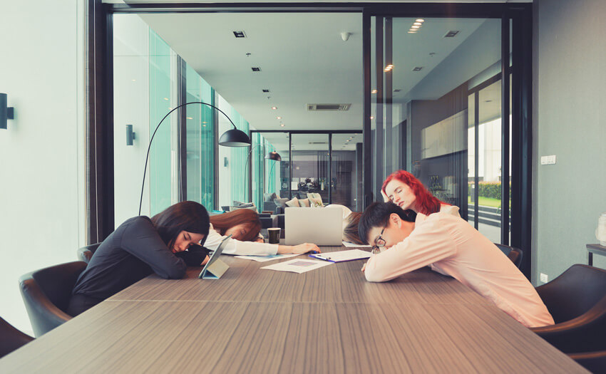 食後に眠くなる理由は?ランチ後の急激な眠気対策