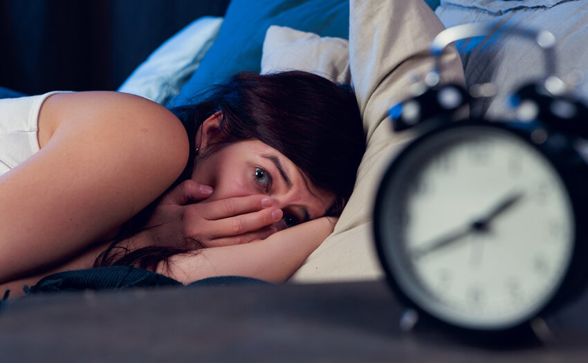 夜中に目が覚めるのはなぜ？中途覚醒の原因と対策