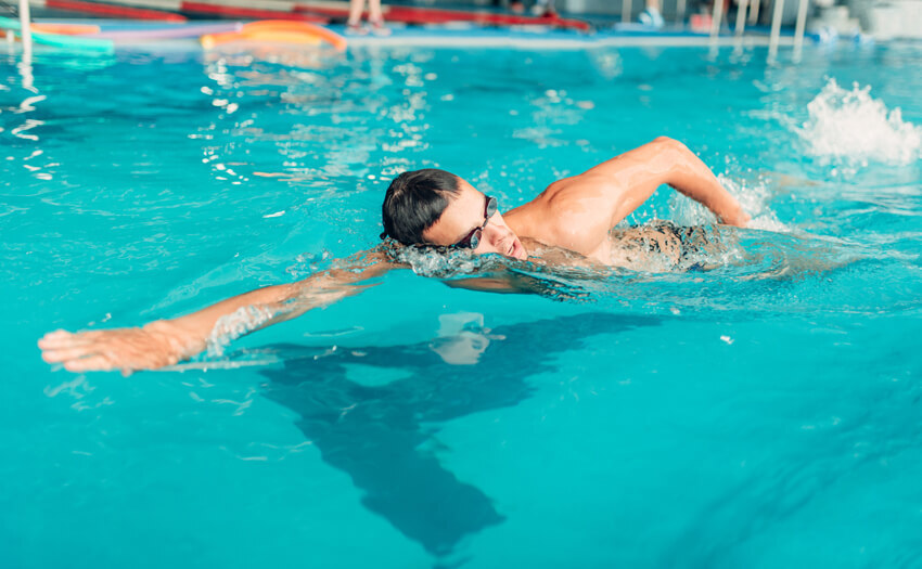 水泳などの肩回りを使うスポーツをする