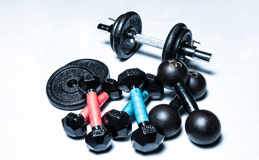 腹筋を鍛えるのにダンベルは効果的なの?