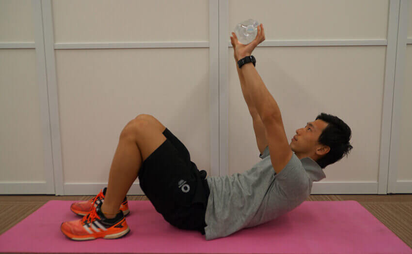 ダンベルがない場合は2リットルのペットボトルで代用