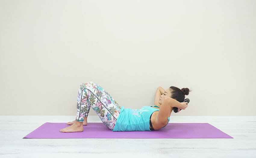 ダンベルクランチ(頭のうしろ)2