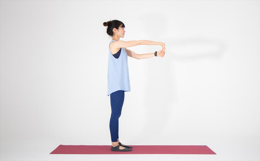 二の腕に効く手首を伸ばすストレッチ(1)