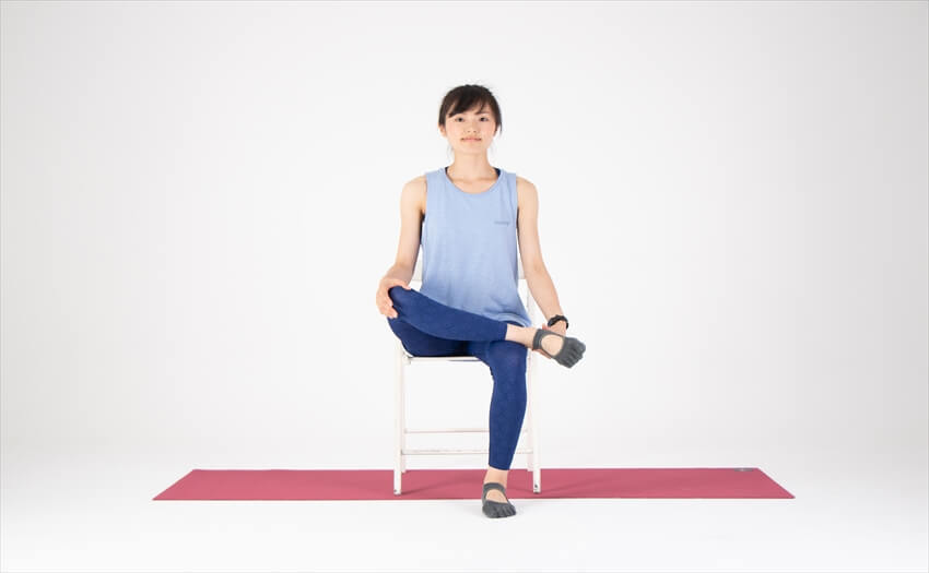 イスに座って行う骨盤体操(1)