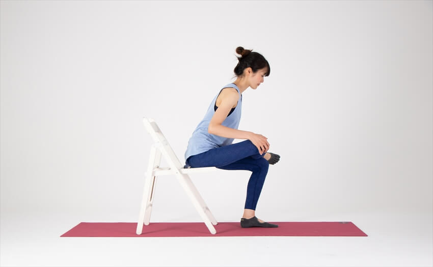 イスに座って行う骨盤体操(2)