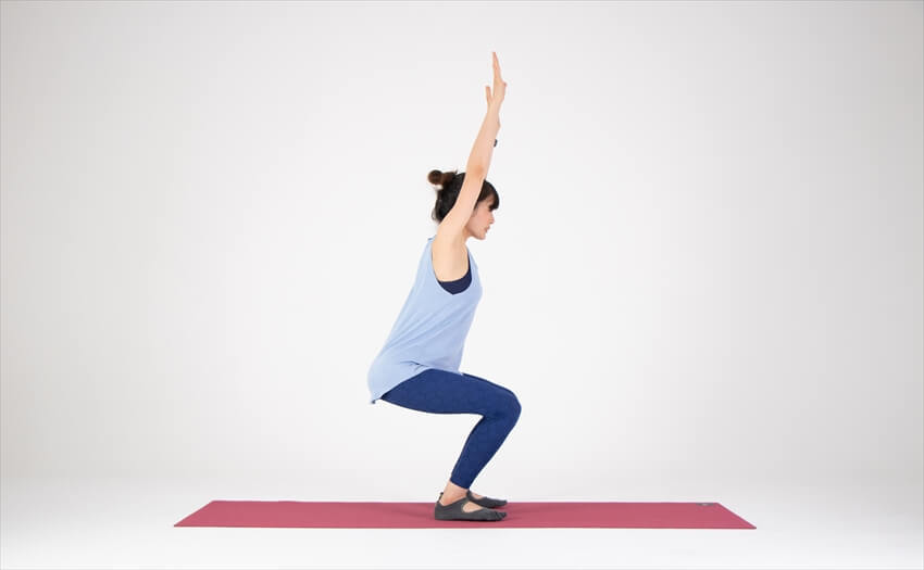 しっかり脂肪を燃焼「オーバーヘッドスクワット」(1)