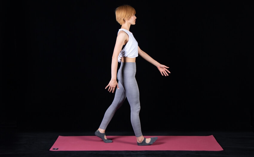 くびれを強調する姿勢と歩き方（2）