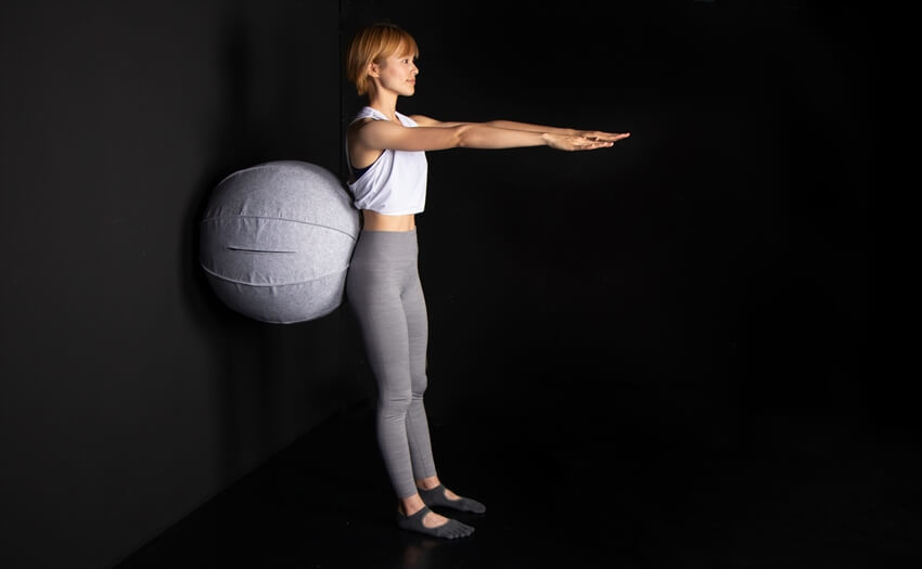 壁と背中の間にボールをはさんでスクワット(1)