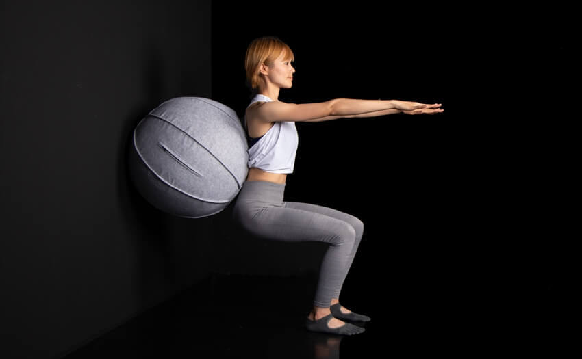 壁と背中の間にボールをはさんでスクワット(2)