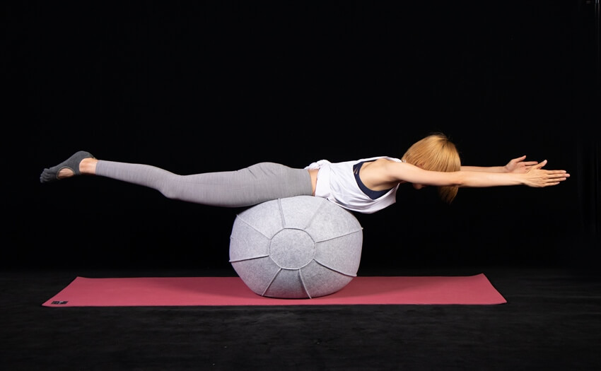 バランスボールの上でスーパーマンエクササイズ(2)