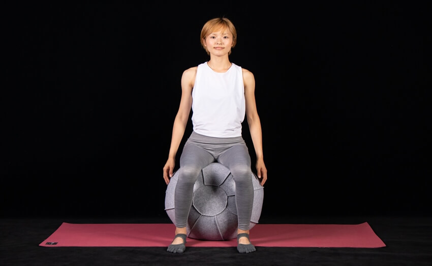 基本エクササイズその1「ボールに座って腰まわし」(1)