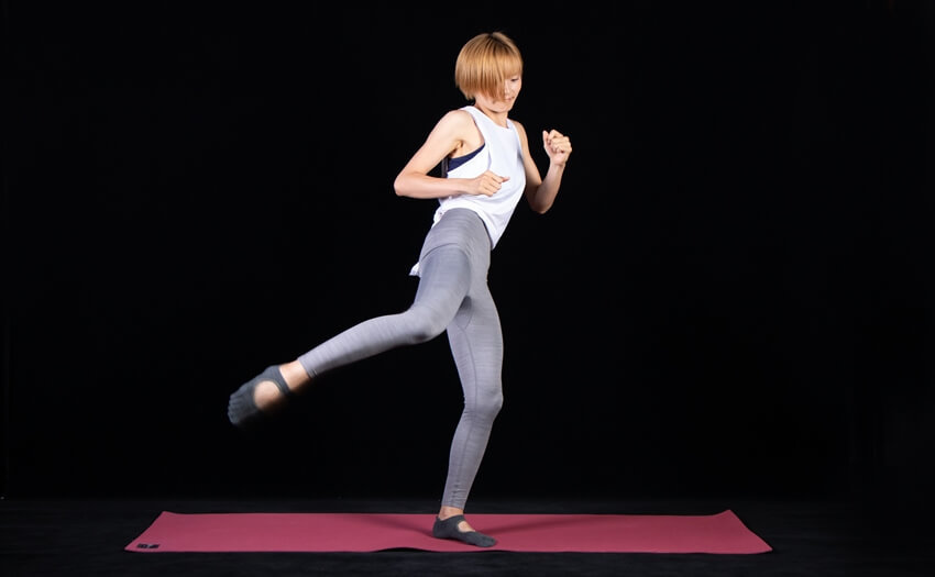 下半身をシェイプ「キックボクササイズ」(1)