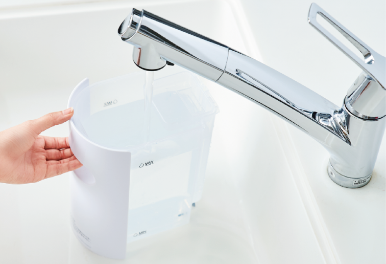 タンクに水を入れるイメージ